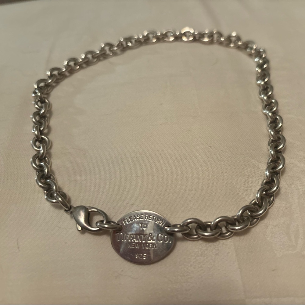 Return to Tiffany & Company oval pendant choker.